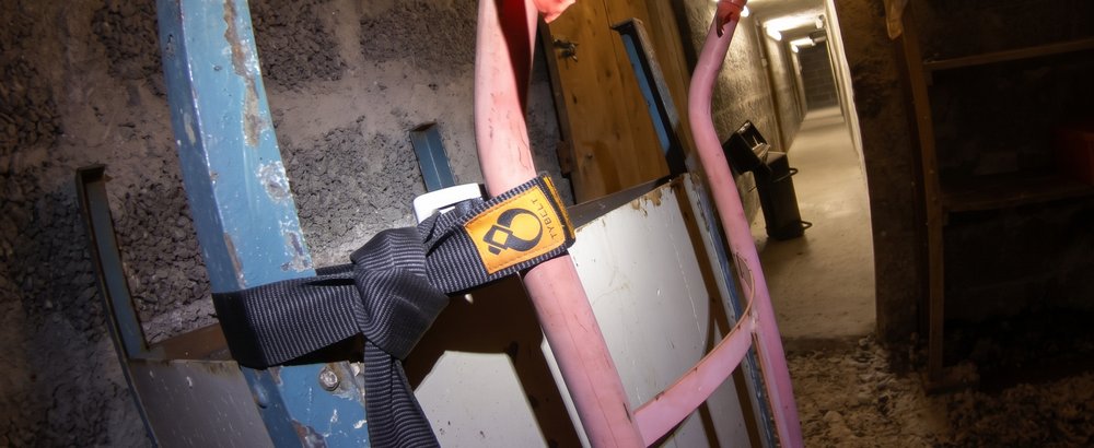 Sangle Tybelt qui maintient du matériel contre un diable dans un sous-sol