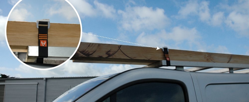 Planche de bois sanglée sur la galerie d’une camionnette avec une sangle Tybelt