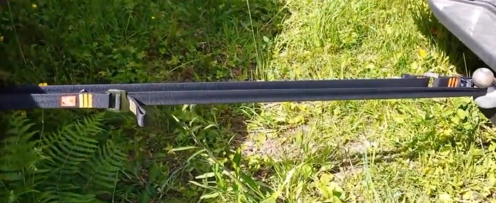 Sangle Tybelt tendue entre deux véhicules pour tracter une voiture