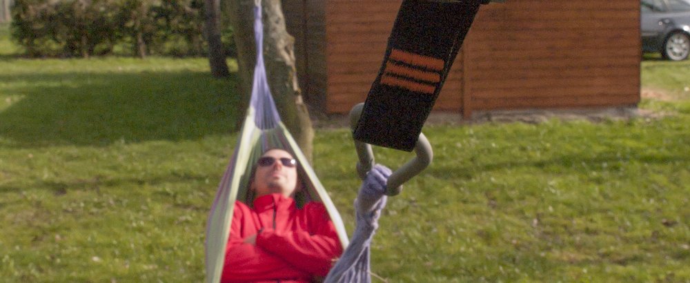 Hamac suspendu à une sangle Tybelt dans un parc