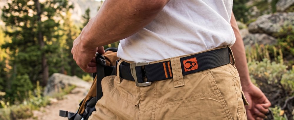 Randonneur portant une ceinture Tybelt à la taille sur un sentier